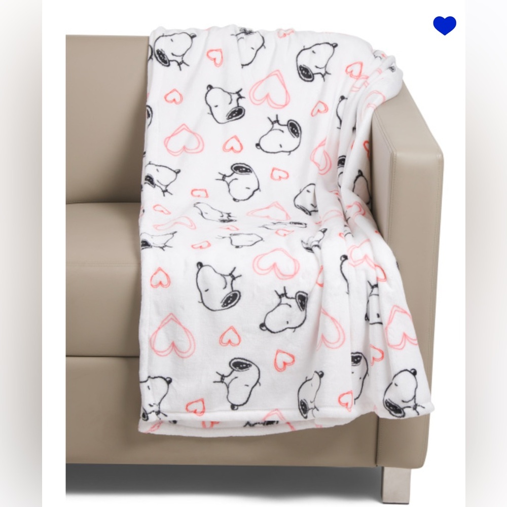 PEANUTS
60x70 Oversized Heart Toss Throw
